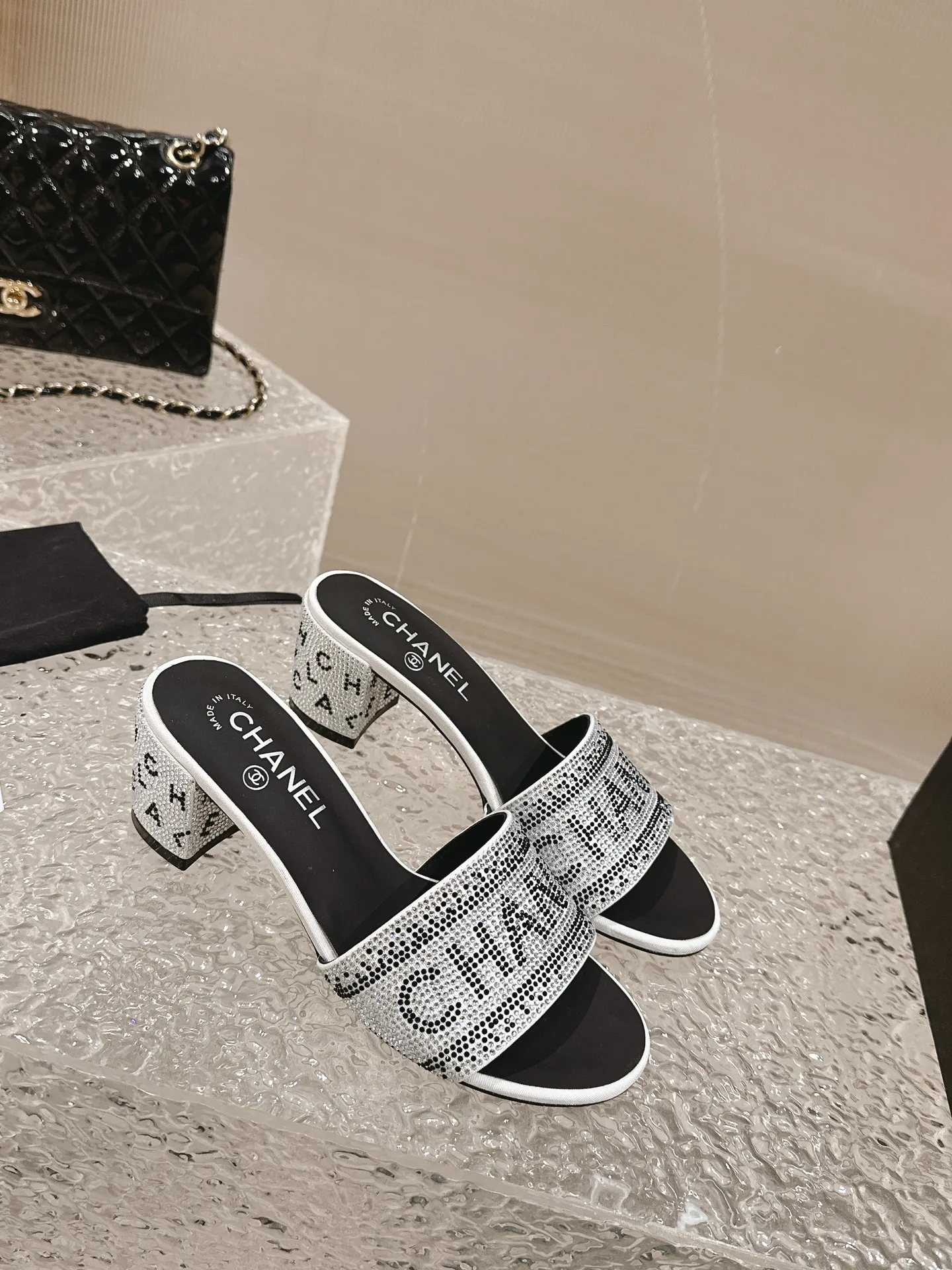 👟👟Ex-factory price 460👟👟 Xiaoxiang Chanel rhinestone slippers with large black rhinestone letters, these really blingbling slippers are full of diamonds. They are both classic and artistic, and can be styled as you like on the street every day. The characteristic is that the hot diamonds are particularly shiny. They are made with heavy craftsmanship and are not easy to fall off. They have a sexy and versatile temperament for ladies. Color: black, white. Heel height 5 cm. 35-41